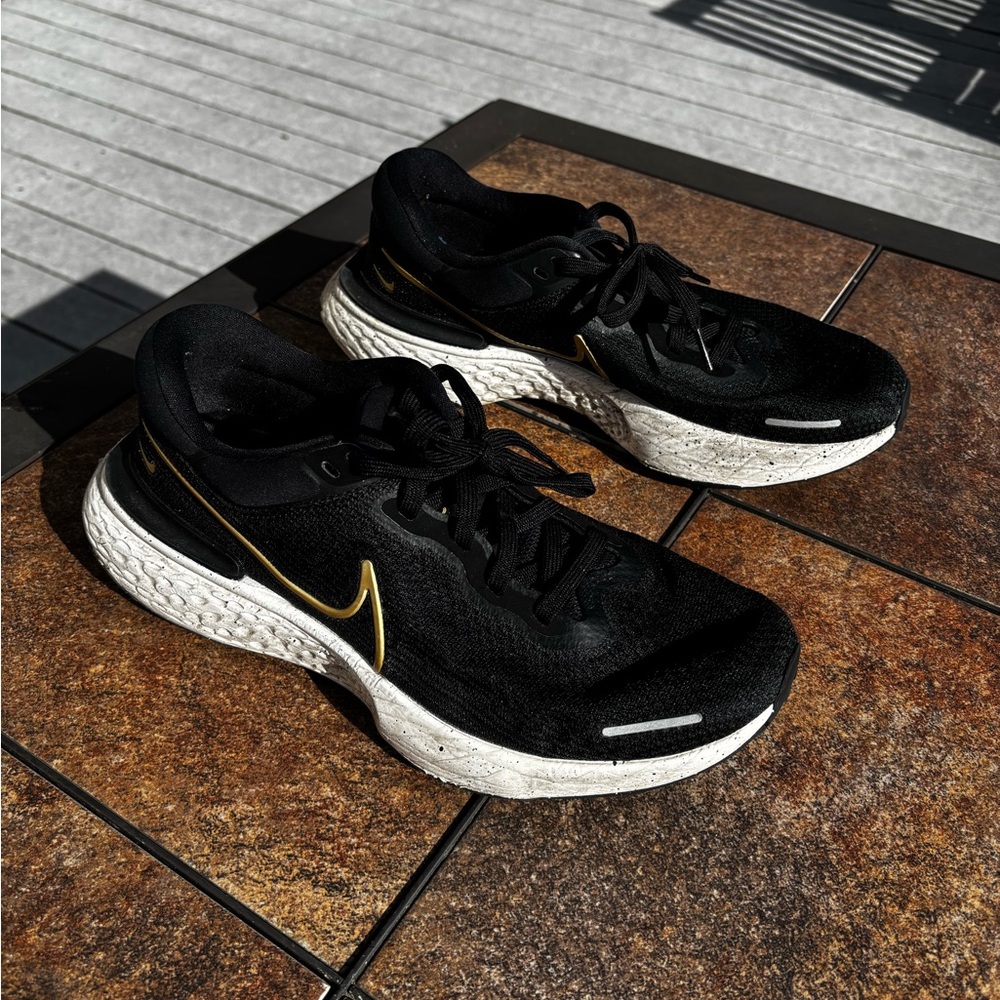Nike Invincible Run Flyknit ZoomX Sz 11M Black Sneakers with Gold Swoosh
